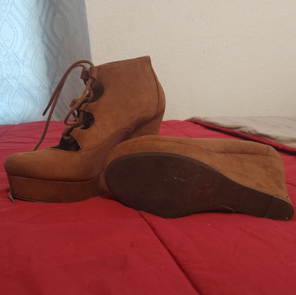 Heel's - Picture 3 of 3